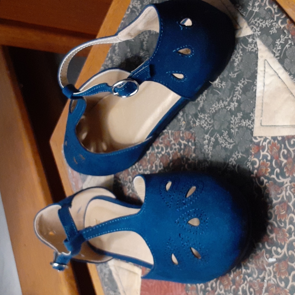 Modcloth size 9 blue dress flats, faux suede with teardrop cutouts